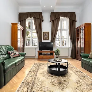 Emerald With Free Parking Apartment